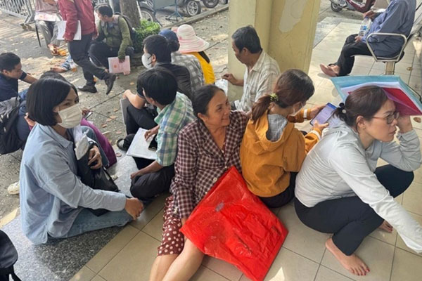 4 giờ sáng đi xếp hàng nộp hồ sơ nhà đất