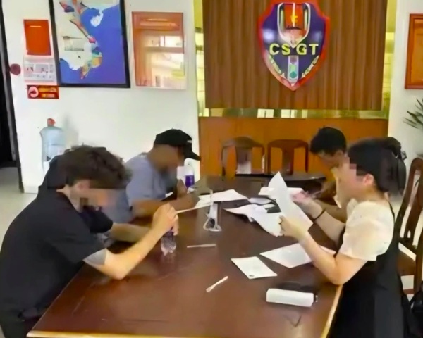 Du khách nước ngoài bị tịch thu xe máy vì thả hai tay khi lưu thông ở Đà Nẵng