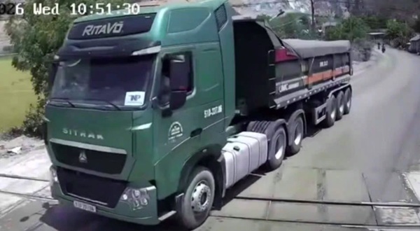 Tài xế xe đầu kéo bị phạt sau vụ làm gãy cần chắn đường sắt ở Khánh Hòa
