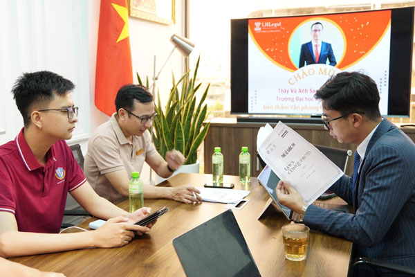 Thầy Vũ Anh Sao - Phó khoa Luật Trường UEF thăm văn phòng Công ty Luật LHLegal