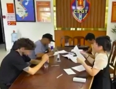 Du khách nước ngoài bị tịch thu xe máy vì thả hai tay khi lưu thông ở Đà Nẵng