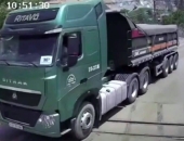Tài xế xe đầu kéo bị phạt sau vụ làm gãy cần chắn đường sắt ở Khánh Hòa
